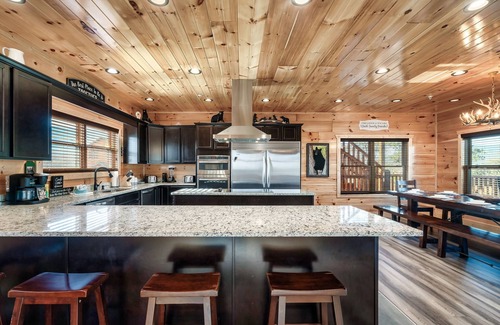 Gatlinburg Cabin | Cabin with beautiful views of the Smokies 6BR/8BA