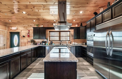 Gatlinburg Cabin | Cabin with beautiful views of the Smokies 6BR/8BA