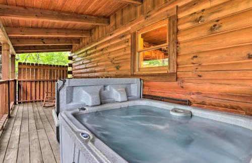 Pigeon Forge House | Cabin with Deck and Fireplace Less Than 3 Mi to Dollywood!