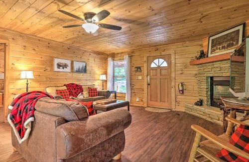 Pigeon Forge House | Cabin with Deck and Fireplace Less Than 3 Mi to Dollywood!