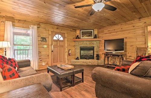 Pigeon Forge House | Cabin with Deck and Fireplace Less Than 3 Mi to Dollywood!