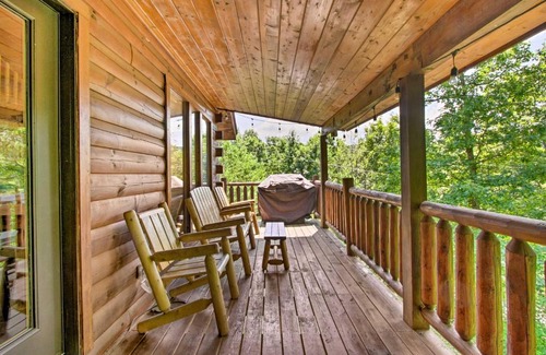 Gatlinburg - Pigeon Forge House | Cabin with Hot Tub and Deck about 7 Mi to Pigeon Forge!