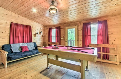Gatlinburg - Pigeon Forge House | Cabin with Hot Tub and Deck about 7 Mi to Pigeon Forge!