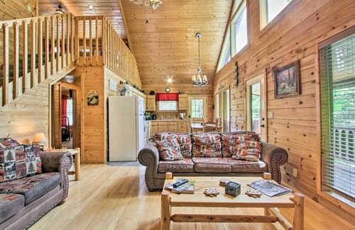 Gatlinburg - Pigeon Forge House | Cabin with Hot Tub and Deck about 7 Mi to Pigeon Forge!