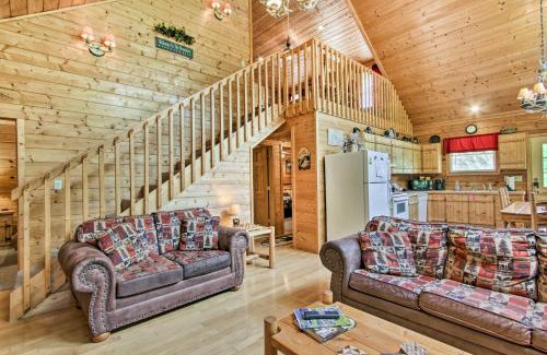 Gatlinburg - Pigeon Forge House | Cabin with Hot Tub and Deck about 7 Mi to Pigeon Forge!