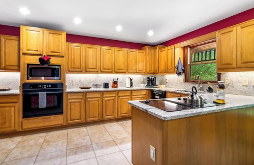 Ellijay Cabin | Cabin Zen. Riverfront. Hot Tub. Fire-Pit. Arcades. Pet-Friendly. Sleeps 8+