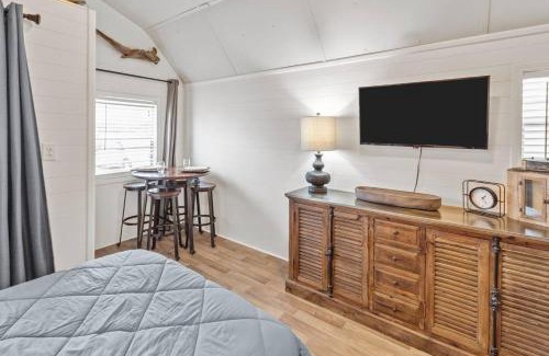 Oil City House | Caddo Lake Cabins- Wyldewood With Kayaks
