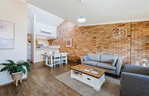 Central Mudgee Villa | Caddy Shack Mudgee Stay by Golf Course and Wineries
