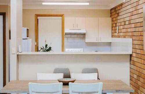 Central Mudgee Villa | Caddy Shack Mudgee Stay by Golf Course and Wineries