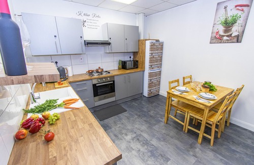 Wolverhampton House | Cades Accommodation