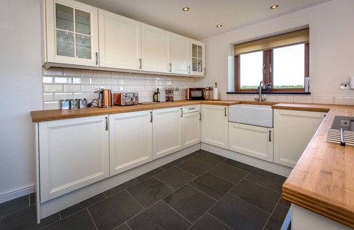 Mynytho House | Caeau Bach - One Bedroom House, Sleeps 2