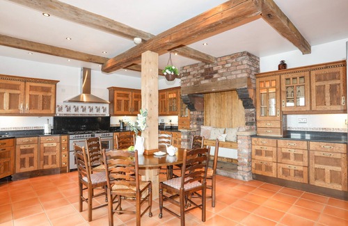 Cemaes Bay Cottage | CAERDEGOG GANOL, pet friendly, with open fire in Cemaes Bay