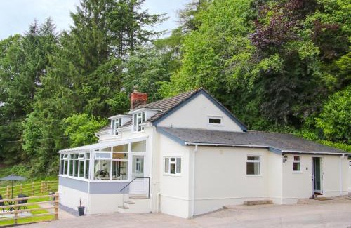 Pontdolgoch House | Caesamson