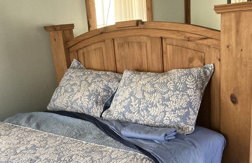 Edwards Cottage | Cairn Cottage~Lake of the Ozarks~MM69~hot tub~kayaks~SUPs~no extra fees