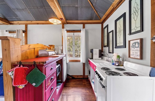 Edwards Cabin | Cairn Cottage~Romantic getaway~secluded, cozy cabin with hot tub and wood stove