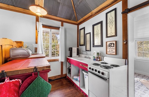 Edwards Cabin | Cairn Cottage~Romantic getaway~secluded, cozy cabin with hot tub and wood stove