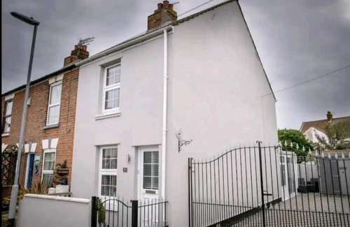 Caister-on-Sea House | Caister Cottage, beach 1 minute walk away