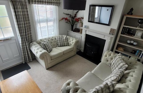 Caister-on-Sea House | Caister Cottage, beach 1 minute walk away