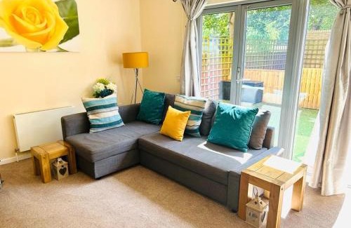 Niddrie Apartment | Cakemuir Detached House, 3 Bed, Free parking &Private Garden