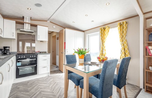 St. Andrews Ski Chalet | Caledonia Lodge St Andrews is a two-bedroom, double bed with an ensuite bathroom and a twin bedroom