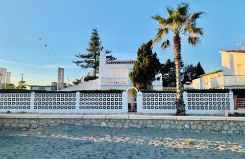 Torre del Mar House | Caleta Beach House Villa Beatriz Sinese Design
