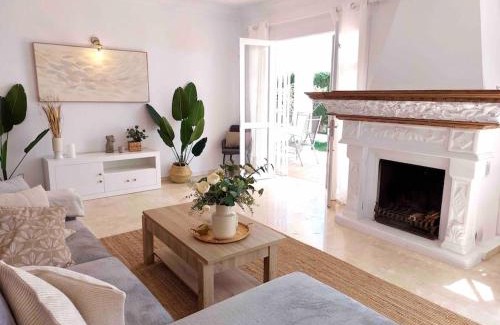 Torre del Mar House | Caleta Beach House Villa Beatriz Sinese Design