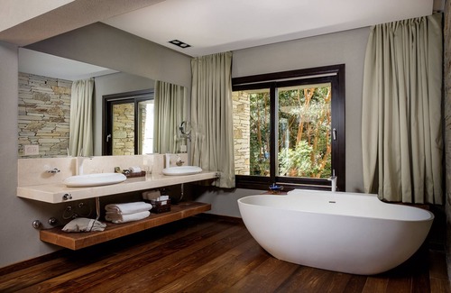 Villa La Angostura Hotel | Calfuco Wine Hotel & Spa