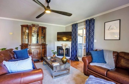 Wasaga Beach Apartment | Cali's Wasaga Beach B&B House