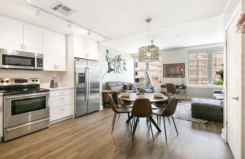 Central Business District Hotel | California Building Oasis: 1BR Condo in Vibrant New Orleans