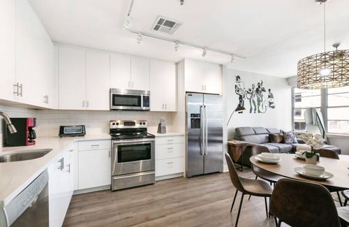 Central Business District Hotel | California Building Oasis: 1BR Condo in Vibrant New Orleans
