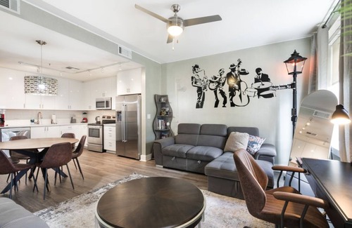 Central Business District Hotel | California Building Oasis: 1BR Condo in Vibrant New Orleans