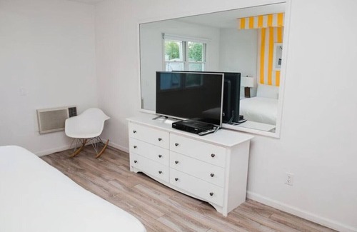 Southampton Hotel | California King Poolside, Daily Breakfast, Minibar