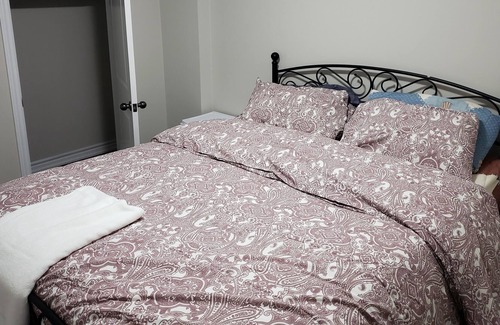 Brampton House | California Room 2 Clean Basement Apartment With Side Entrace