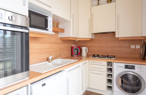 12th Arrondissement Apartment | Calm Apt. for 6, with an exquisite view over the forest LET