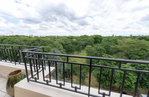 12th Arrondissement Apartment | Calm Apt. for 6, with an exquisite view over the forest LET