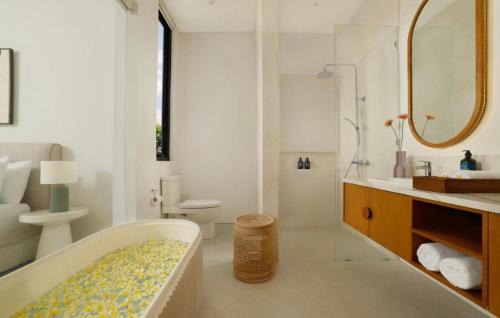 Batu Bolong Villa | Calm Breeze 4 BR Canggu Heart Villa CYN