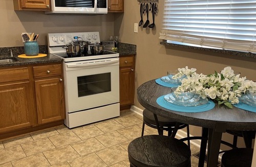 Clinton Township House | Calm & Cozy 3BR King Bed Free Wifi | Washer Dryer