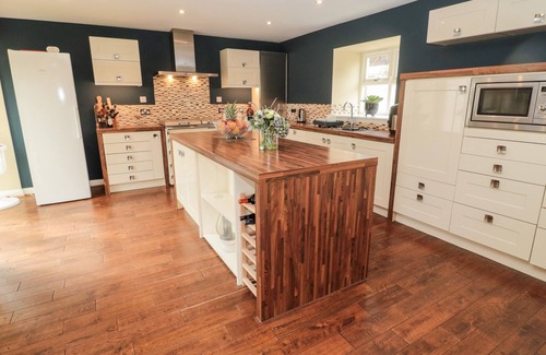 Berwick-upon-Tweed Cottage | CALM SKIES, pet friendly, with a garden in Berwick-Upon-Tweed