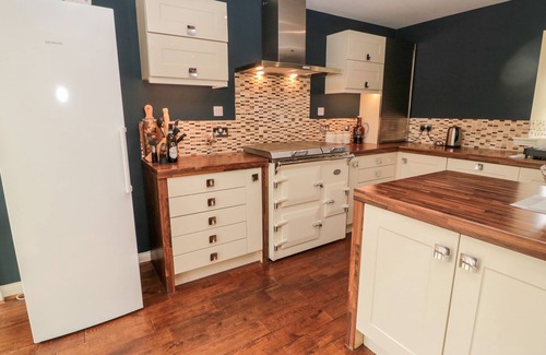 Berwick-upon-Tweed Cottage | CALM SKIES, pet friendly, with a garden in Berwick-Upon-Tweed