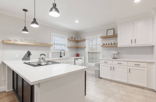 Arlington Heights House | Calmont Urban Farmhouse: 4-Bedroom Stylish Stay