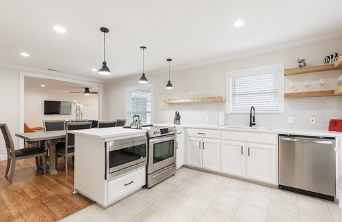 Arlington Heights House | Calmont Urban Farmhouse: 4-Bedroom Stylish Stay