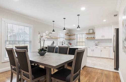 Arlington Heights House | Calmont Urban Farmhouse: 4-Bedroom Stylish Stay