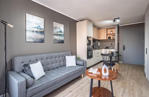 Downtown Santiago Apartment | Cama Premium - Piscina - Terraza y Parrilla - GYM - Wi-Fi - Security 24hr - COMPAÑIA