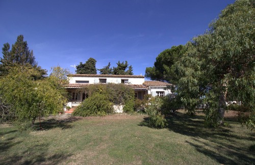 Aigues-Mortes House | Camargue farmhouse 900 meters from the ramparts in the heart of nature. Pets welcome.