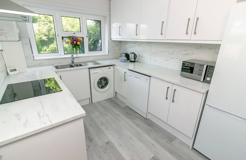 Arbury House | Cambridge 4 bed house. Sleeps 6. Parking &Terrace. 20min walk into town.