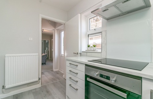 Arbury House | Cambridge 4 bed house. Sleeps 6. Parking &Terrace. 20min walk into town.