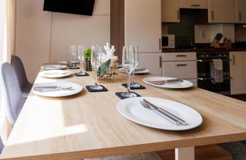 Cambridge House | Cambridge 4 Bedroom Sleeps 9 Wi-Fi Garden, LONG STAYS ACCEPTED- Orchid House