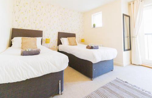 Cambridge House | Cambridge 4 Bedroom Sleeps 9 Wi-Fi Garden, LONG STAYS ACCEPTED- Orchid House
