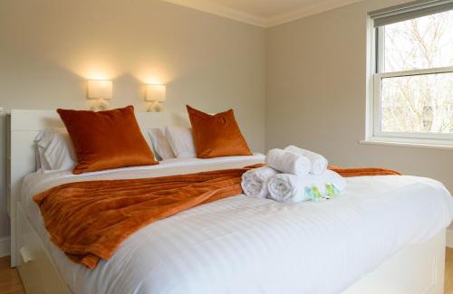 Cambridge House | Cambridge 6-Bedroom Riverside Home with Free Parking