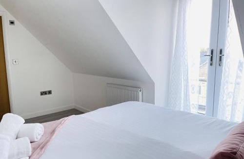 Cambridge House | Cambridge - Modern 4-BR Home with Gardens & Wi-Fi